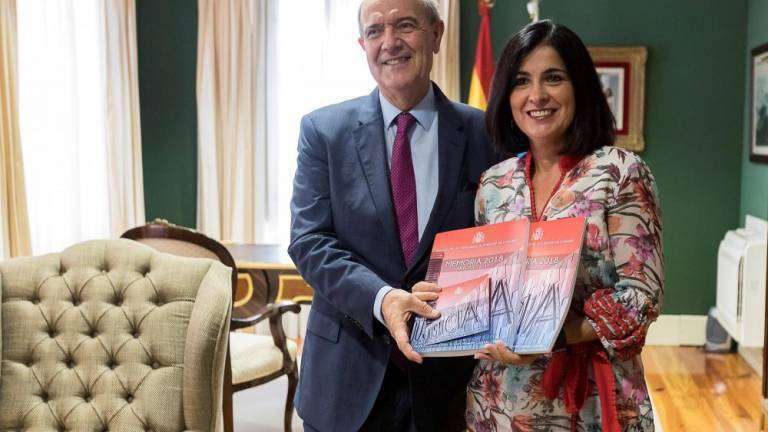 Vicente Garrido entregó a la presidenta del Parlamento, Carolina Darias, la memoria anual de la Fiscalía (Foto Agencia Efe)