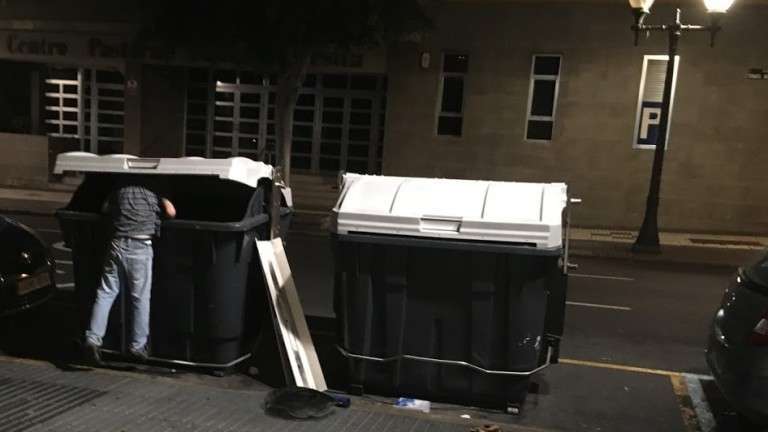 Un vecino revuelve en un contenedor de basura en Las Palmas de Gran Canaria (Foto TA)