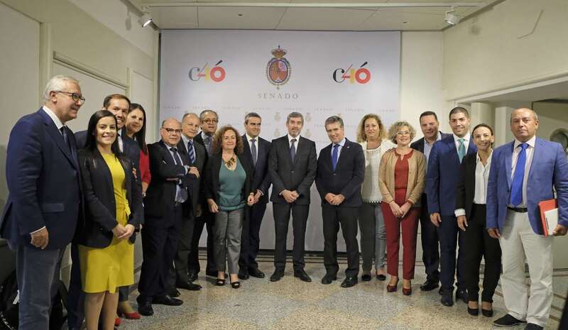 Imagen del presidente Fernando Clavijo con los senadores canarios (Foto TA)