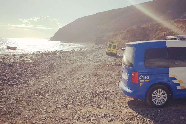 Policía Local y una ambulancia del SUC, en la zona de arribada de la patera (Foto TA)