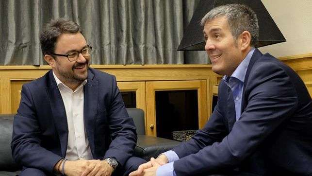El presidente de Canarias, Fernando Clavijo (d), y el presidente del PP autonómico, Asier Antona (Foto EFE/Ángel Medina)