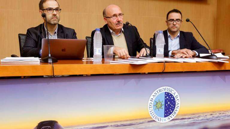 El director del IAC, Rafael Rebolo (c); el investigador principal del estudio, Juan José Díaz (i), y Aselmo Sosa, en la presentación del informe (Foto Efe)