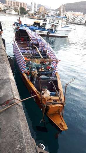 Una patera con 73 inmigrantes arriba de madrugada al puerto de Los Cristianos (Foto Diario de Avisos)