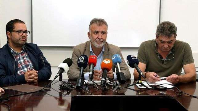 El secretario general del PSOE Canarias, Ángel Víctor Torres (c) con los líderes de UGT y CCOO en las islas, Gustavo Santana (i) e Inocencio González (d) (Foto CA)