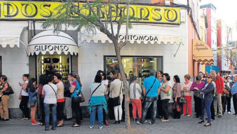 Imagen de archivo de colas en un comercio de Telde (Foto C7)