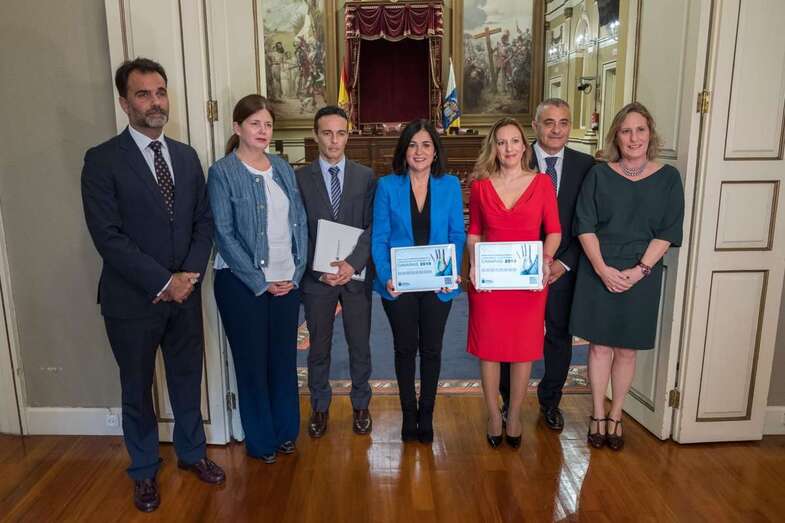 La consejera Rosa Dávila, este miércoles entregando a la el proyecto de ley a la presidenta del Parlamento canario (Foto TA)