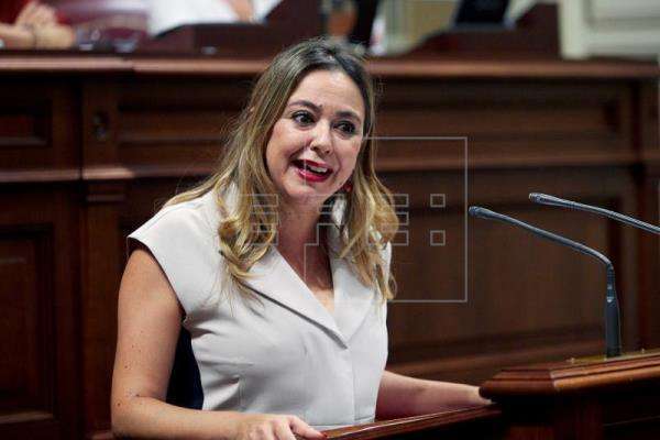 Imagen de archivo de la portavoz del grupo parlamentario Socialista Canario, María Dolores Corujo, durante una intervención en el Parlamento de Canarias (Foto EFE)