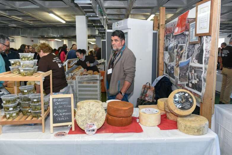 Exposición y venta de quesos en la Feria de Tejeda (Foto TA)