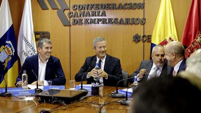Imagen de archivo de Clavijo y Manrique de Lara en una reunión de la Confederación Canaria de Empresarios (Foto Efe / Ángel Medina)