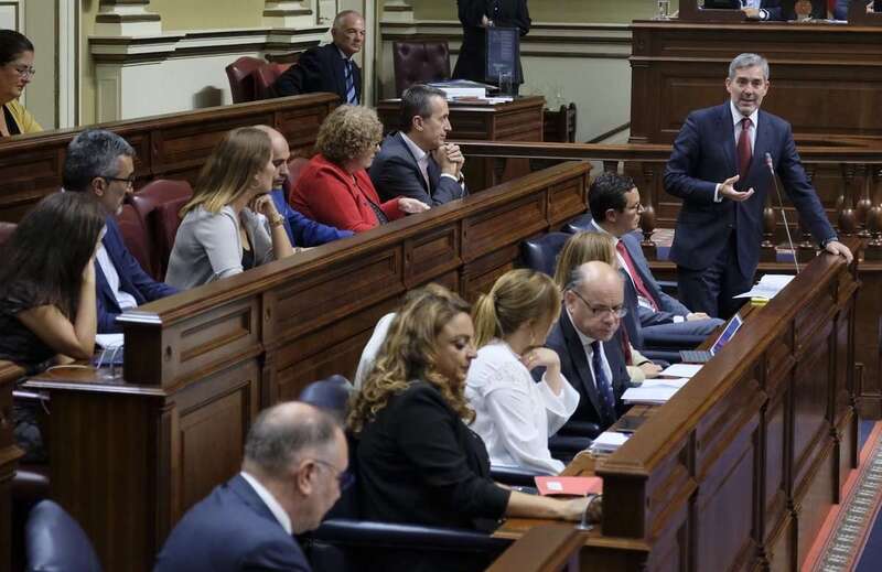Fernando Clavijo, dirigiéndose al Parlamento de Canarias en una imagen de archivo (Foto TA)