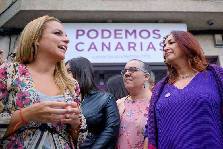 Noemí Santana (i), durante el acto en el que ha presentado su equipo, 'Juntas más Fuertes', hoy en Las Palmas de Gran Canaria (Foto Ángel Medina G./EFE)
