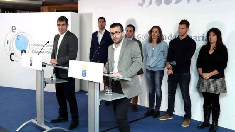 El presidente del Gobierno de Canarias, Fernando Clavijo, junto a los expertos del comité científico (Foto Efe / Elvira Urquijo)
