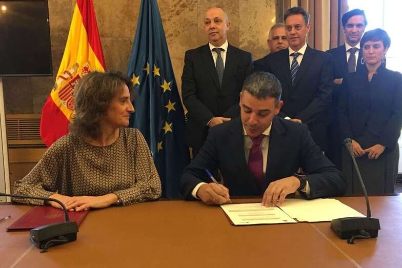 Momento de la firma, hoy en Madrid , del protocolo de Obras Hidráulicas (Foto TA)