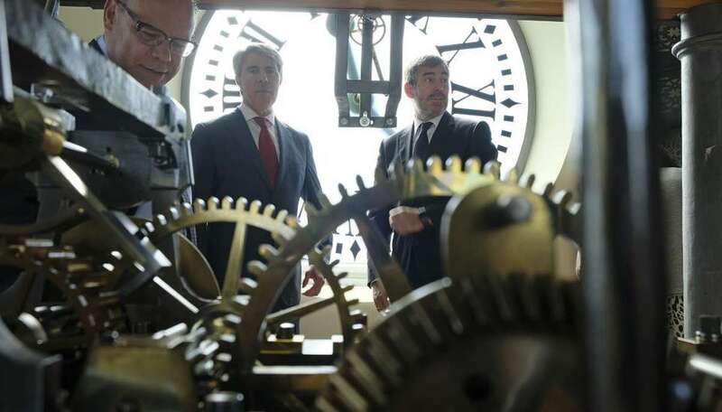 El presidente de Canarias, Fernando Clavijo (derecha) y el de Madrid, Ángel Garrido (centro), en el reloj de la Puerta del Sol (Foto TA)