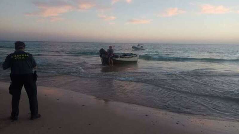 Imagen de archivo de una patera en la costa de Lanzarote (Foto TA)