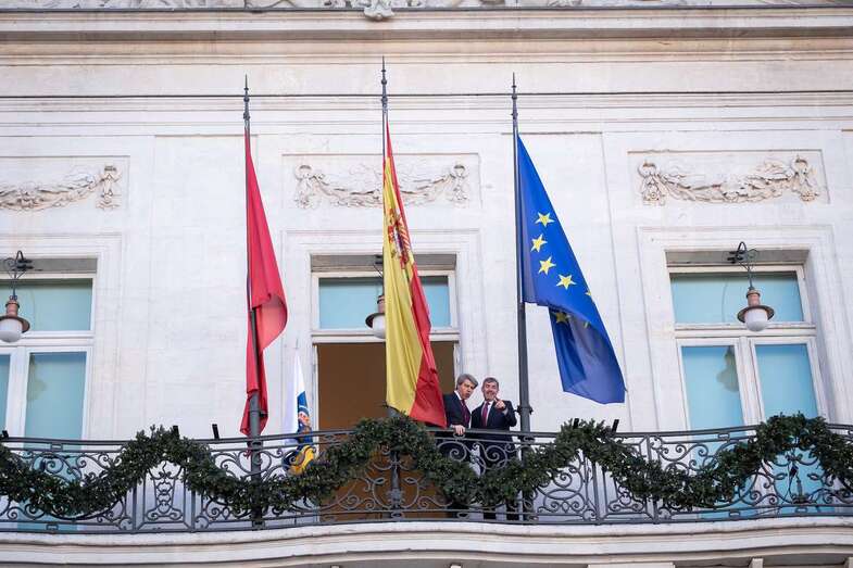 El presidente Fernando Clavijo, junto a su homólogo madrileño en la Puerta del Sol (Foto TA)