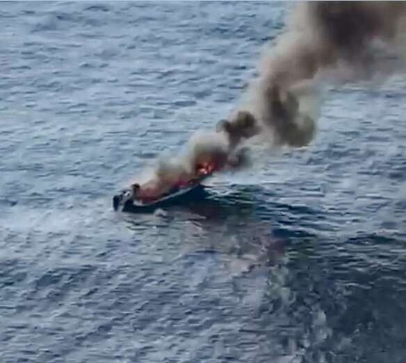 Imagen del barco en llamas (Foto @ftvEmergen)