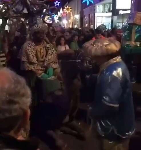 Un camello se desplomó en la Cabalgata de los Reyes Magos en La Laguna (Foto TA)