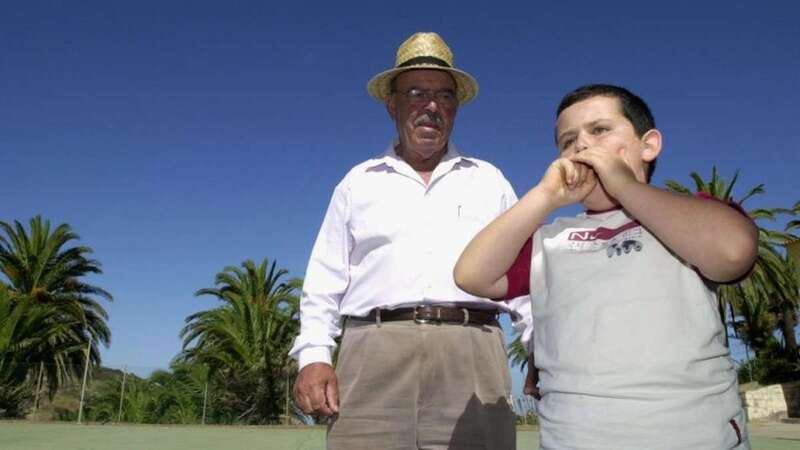 El maestro de silbo Isidro Ortíz enseñando a silbar a un niño (Foto Canarias7 / Gerardo Montesdeoca)