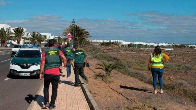 Imagen de las labores de rastreo de la Guardia Civil en Costa Teguise (Foto Canarias7)