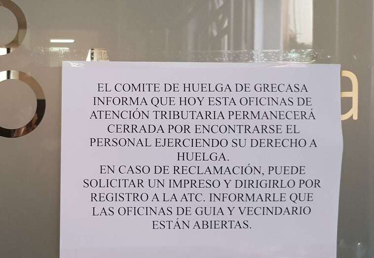 Cartel avisando de la paralización de los servicios por la huelga (Foto TA)