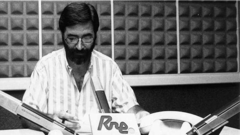 Federico Campos, en plena acción en Radio Nacional de España en una imagen de 1988 (Foto C7)