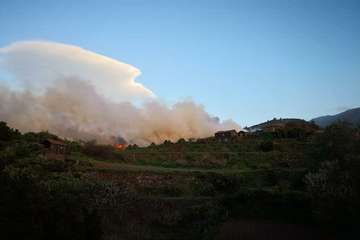  Incendio forestal incontrolado en el norte de La Palma (Foto TA) 