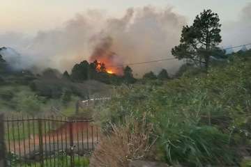  Incendio forestal incontrolado en el norte de La Palma (Foto TA) 