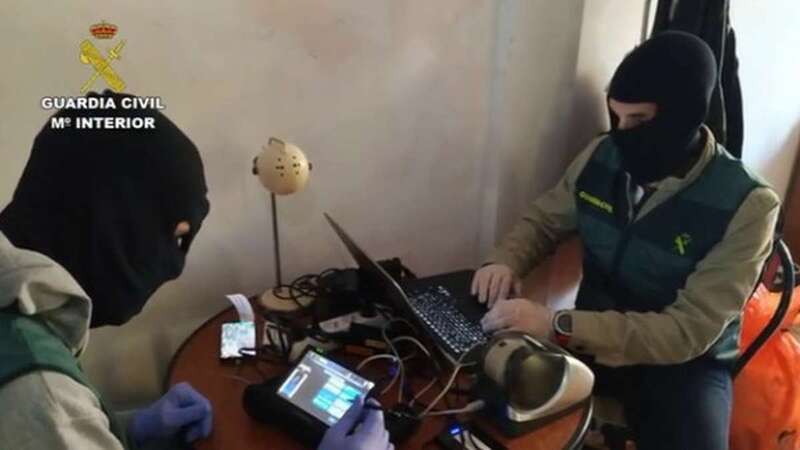 Efectivos de la Guardia Civil investigan el ordenador del detenido (Fotograma de RTVC)