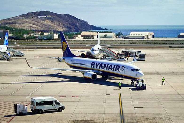 Aeronave de Ryanair en el Aeropuerto de Gran Canaria (Foto TA)