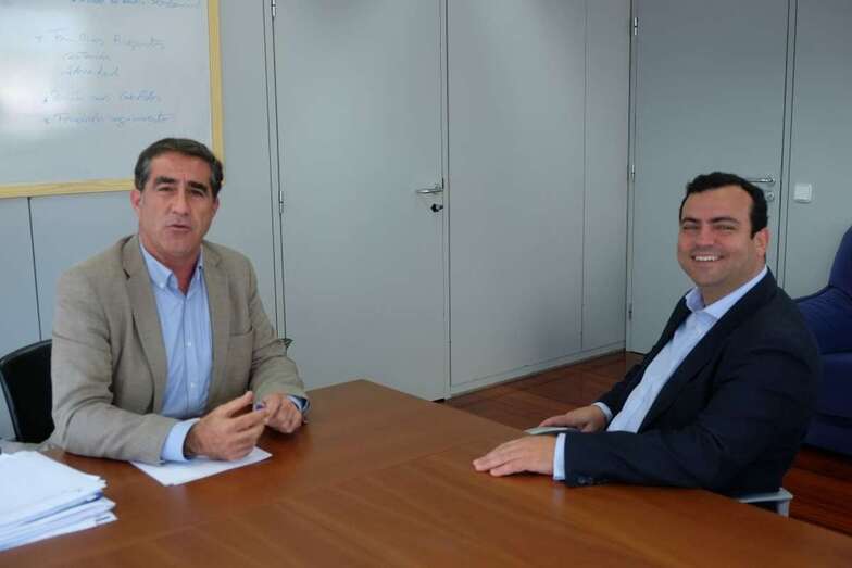 El viceconsejero Francisco Candil junto al representante de másd2 (Foto TA)