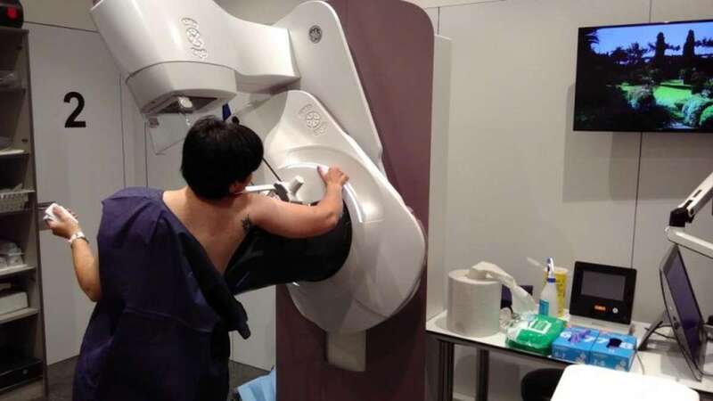 Una mujer realizando una mamografía con autocompresión (Foto Canarias7)