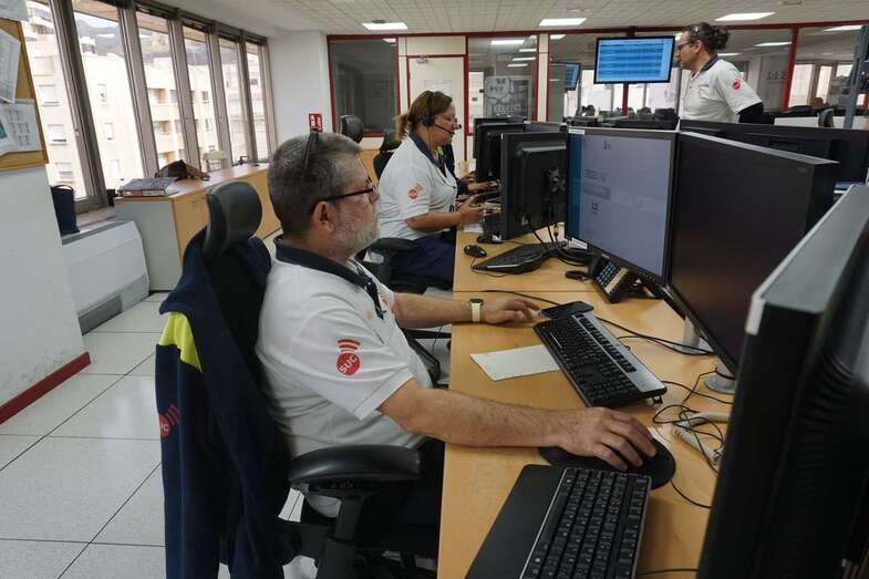 Imagen de archivo de un médico coordinador del SUC en la sala del 1-1-2 (Foto TA)