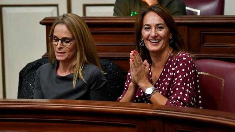 Águeda Montelongo, a la derecha, en una sesión del Parlamento canario (Foto EFE)