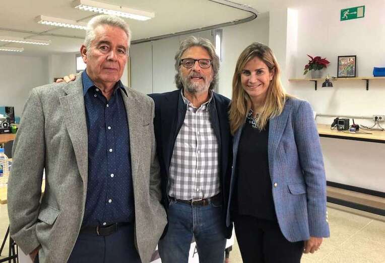 Delia Gutiérrez, a la derecha, en una imagen de archivo junto a José Manuel Gutiérrez Galindo y al sacerdote Jorge Hernández (Foto TA)