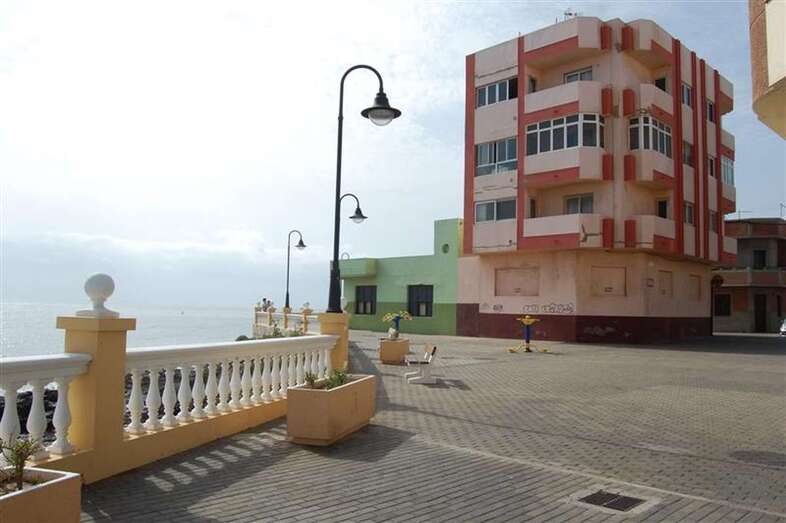 Imagen de archivo de un inmueble de varias plantas en el paseo marítimo de Clavellinas (Foto TA)