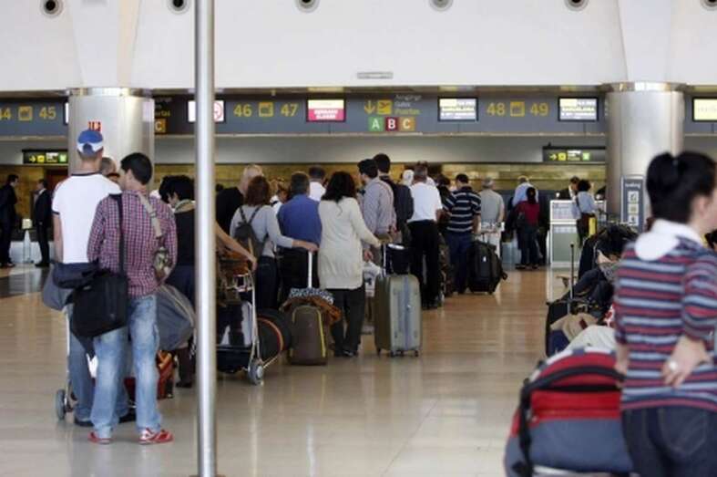 Imagen de colas en el Aeropuerto de Gran Canaria (Foto TA)