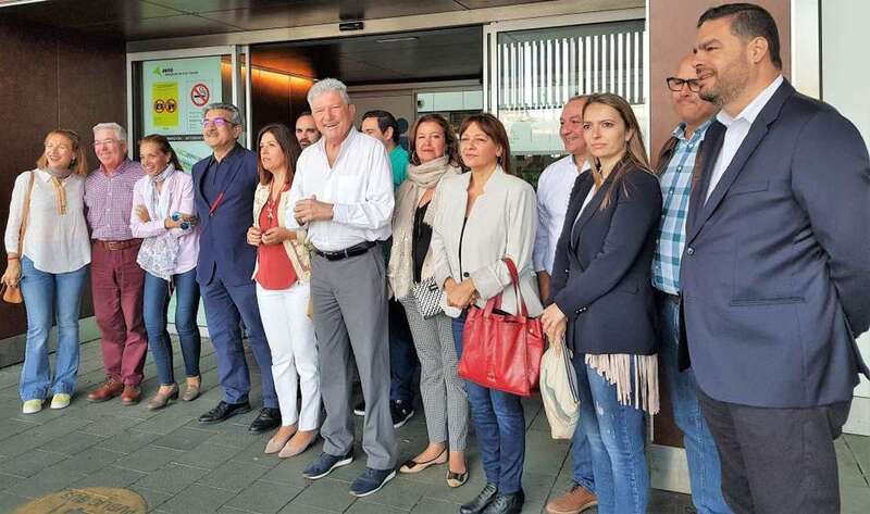 Miembros de Nueva Canarias de Telde arroparon este domingo a Pedro Quevedo en su campaña electoral (Foto TA)