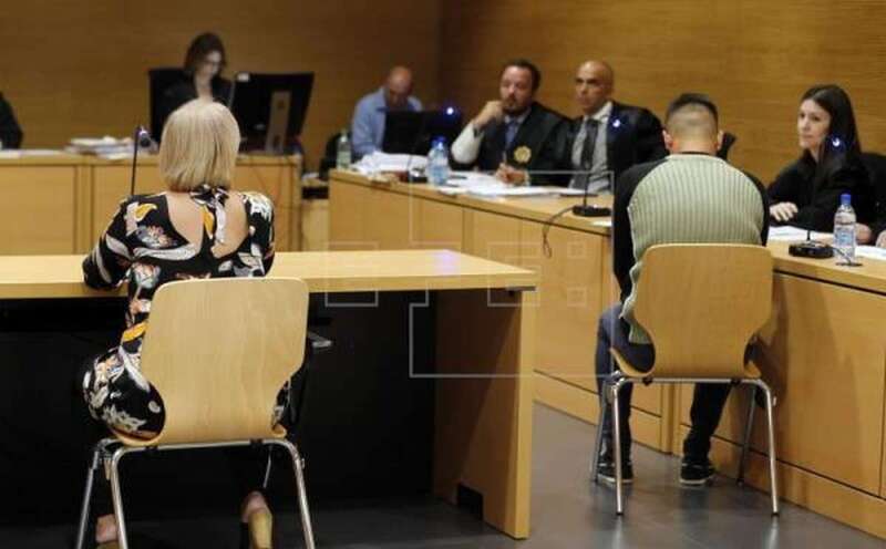 En la imagen, la madre de la fallecida durante su declaración este martes y el presunto asesino (Foto Efe)