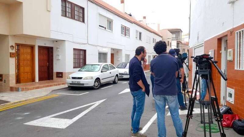 Vista de los medios de comunicación a las puertas de la vivienda del detenido (Foto EFE)