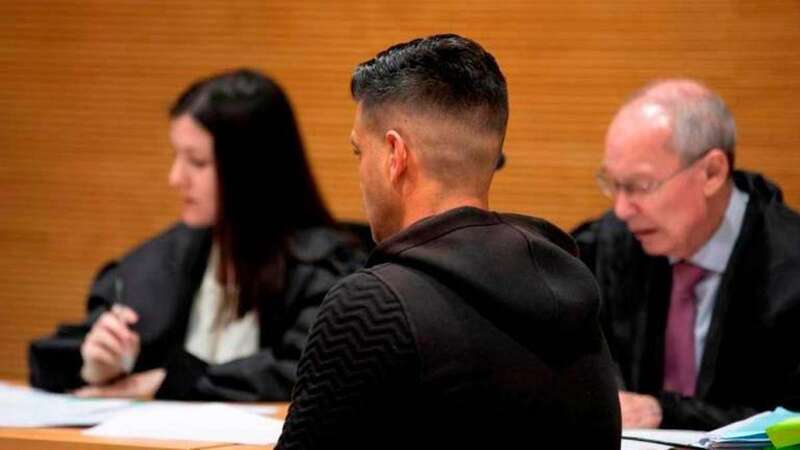 El acusado, en primer plano, durante la sesión del juicio (Foto Canarias7)