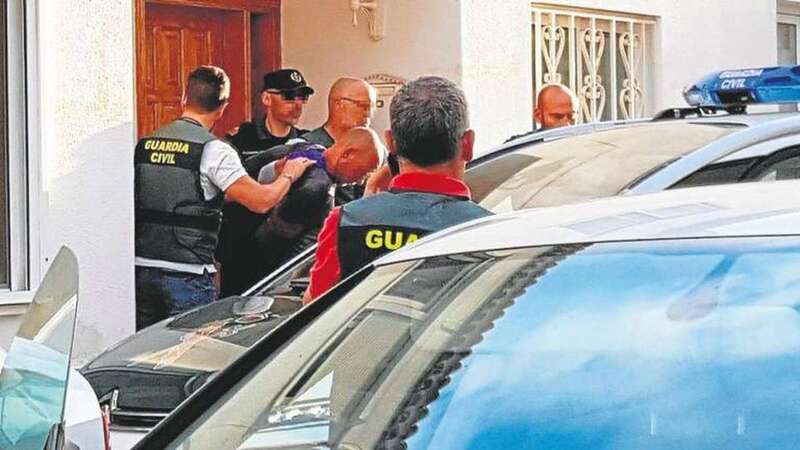La Guardia Civil custodia al presunto autor del asesinato de su mujer y su hijo en Adeje durante un registro de su vivienda (Foto Canarias7)