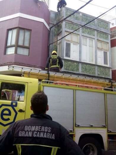 Imagen de archivo de los bomberos del parque zonal de Telde en una intervención (Foto TA)
