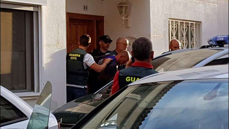 Registro judicial en la casa del alemán acusado de matar a golpes a su esposa y a uno de sus hijos en Adeje (Foto EFE)