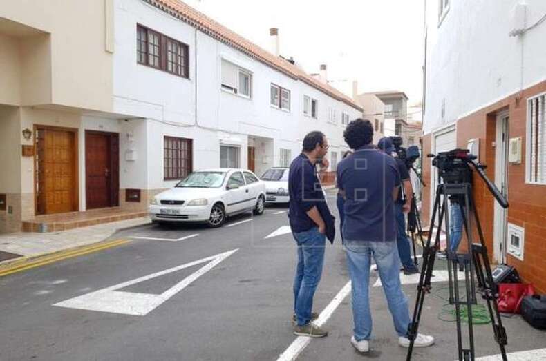 Vista de los medios de comunicación a las puertas de la vivienda del presunto autor de la muerte de su mujer y su hijo de 10 años en el sur de Tenerife (Foto TA)
