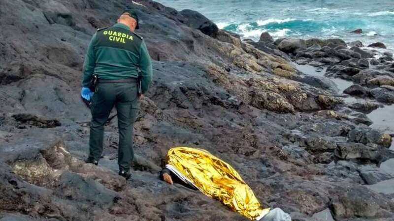 Un agente de la Guardia Civil junto al cuerpo (Foto Canarias7)
