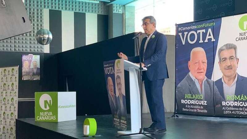 El candidato de Nueva Canarias a la Presidencia del Gobierno canario, Román Rodríguez, durante la presentación del aspirante a la Alcaldía de Santa Cruz de Tenerife, Hilario Rodríguez (Foto TA)