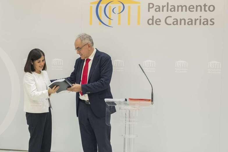 Daniel Cerdán, comisionado de Transparencia de Canarias, junto a la presidenta del Parlamento, Carolina Darias (Foto TA)