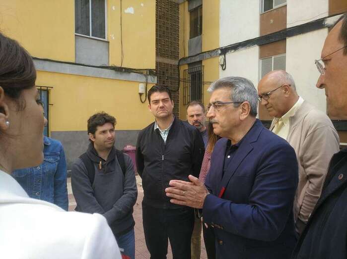 Román Rodríguez, durante su visita a los barrios laguneros de La Verdellada y Las Chumberas (Foto TA)