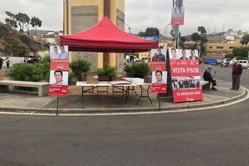 Carpa del PSOE en el mercadillo dominical de Jinámar (Foto TA)